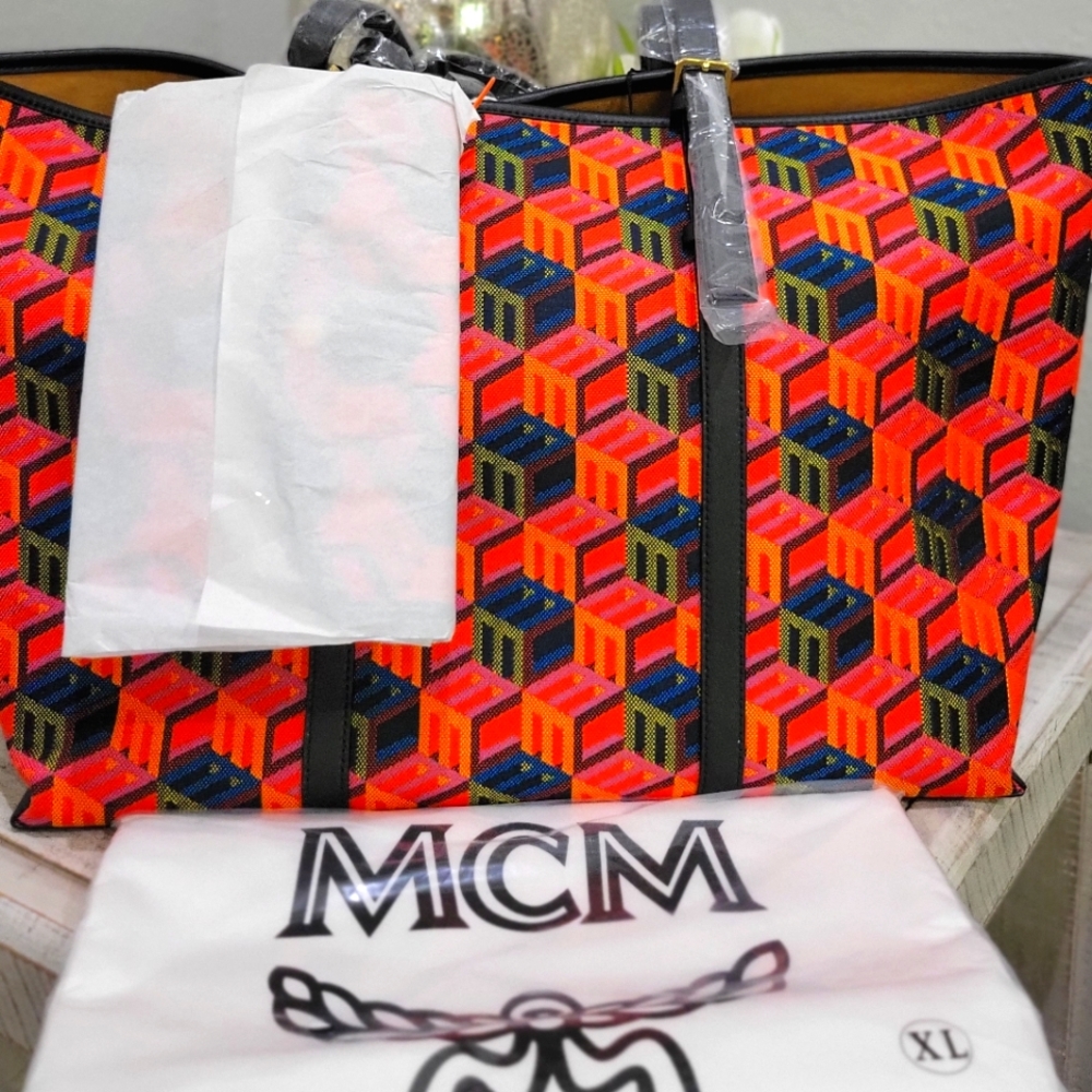 BNWT MCM Cubic logo tote with pouch